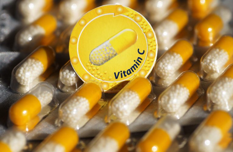 Vitamina C „atacă” cancerul? Teoria ridiculizată a unui laureat Nobel revine în atenția cercetătorilor