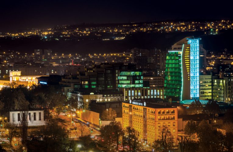 Aici se refugiază rușii care fug de Putin. Povestea unui oraș schimbat de război