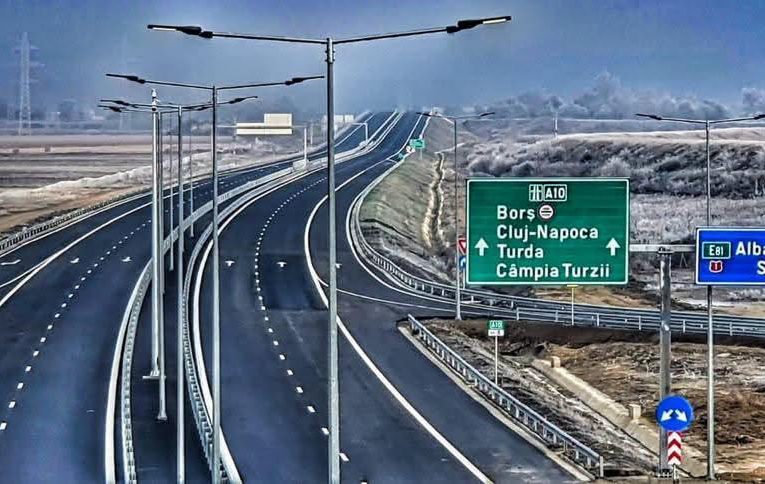 Asfaltul surpat pe autostrada A10 Sebeș-Turda: Constructorul își asumă repararea porțiunii și suportarea costurilor / Traficul va fi deviat