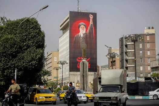 Au început funeraliile ayatollahului Ali Khamenei. Măsuri de securitate fără precedent și ceremonii programate timp de o săptămână