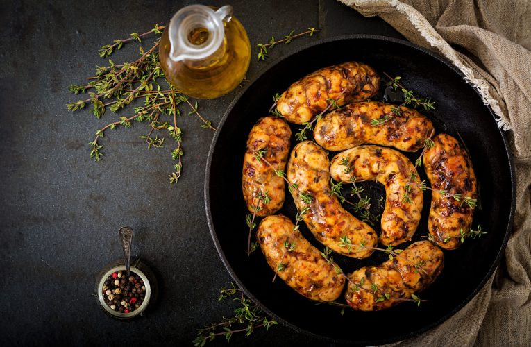 Cârnații ies perfecți dacă faci acest lucru timp de 5 minute înainte de gătire