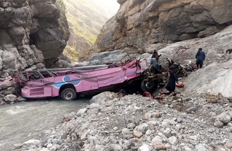 Cel puțin 40 de persoane au murit după ce un autobuz a căzut într-o prăpastie în Pakistan