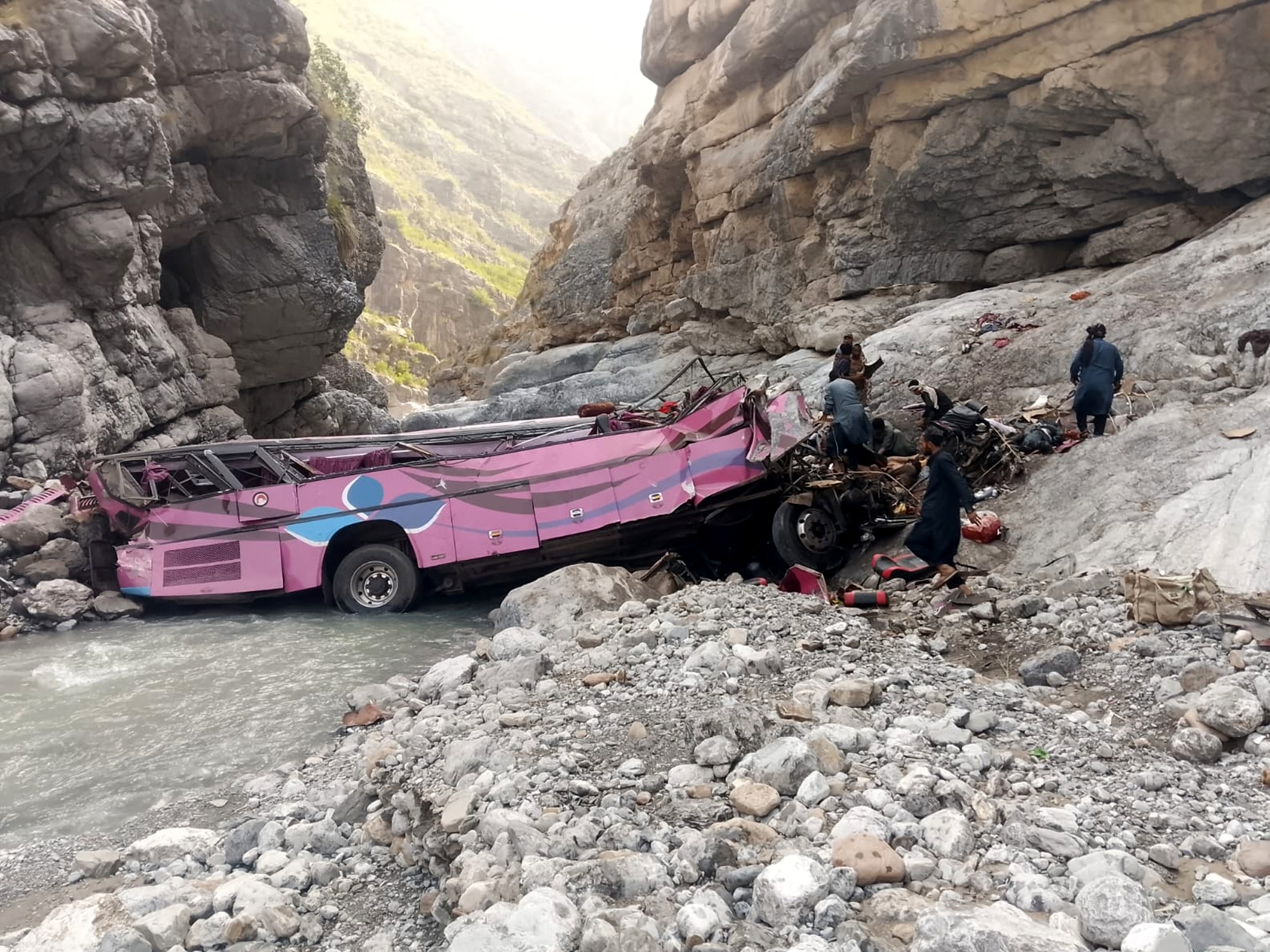 Cel puțin 40 de persoane au murit după ce un autobuz a căzut într-o prăpastie în Pakistan