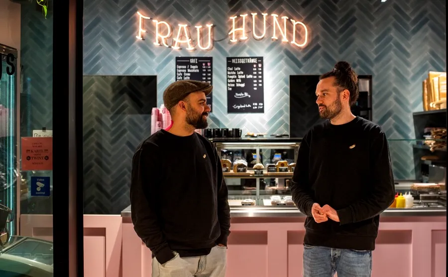 Cum a ajuns hot dog-ul la clasa întâi. Compania aeriană care transformă celebrul fast-food într-un preparat gourmet