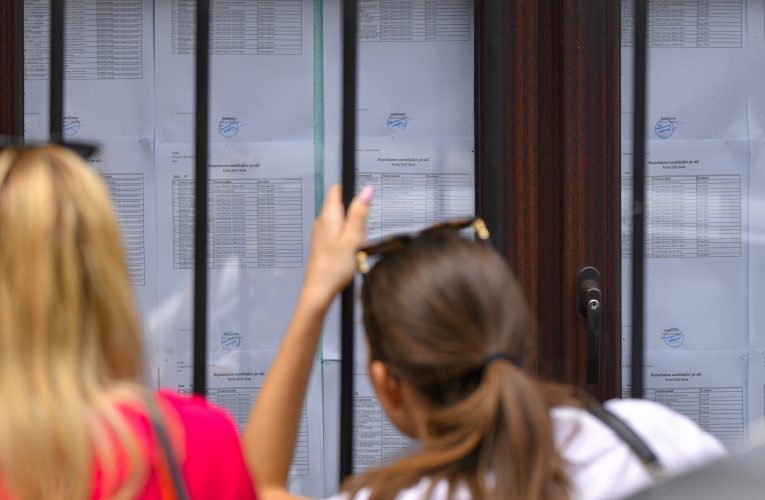 Cum a funcționat rețeaua de fraudare a Bacalaureatului din 2023 până în prezent: zeci de candidați au primit subiectele și răspunsurile prin căști ascunse