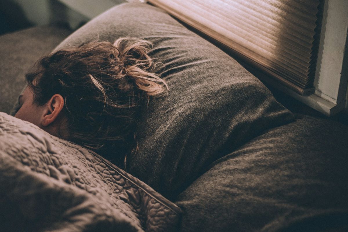 Cum să îți îmbunătățești calitatea somnului după vârsta de 50 de ani. Patru metode care chiar funcționează