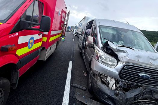 Două accidente s-au produs pe A1, în zona localității Cristian: Patru persoane rănite, după impactul dintre un microbuz și două autoutilitare