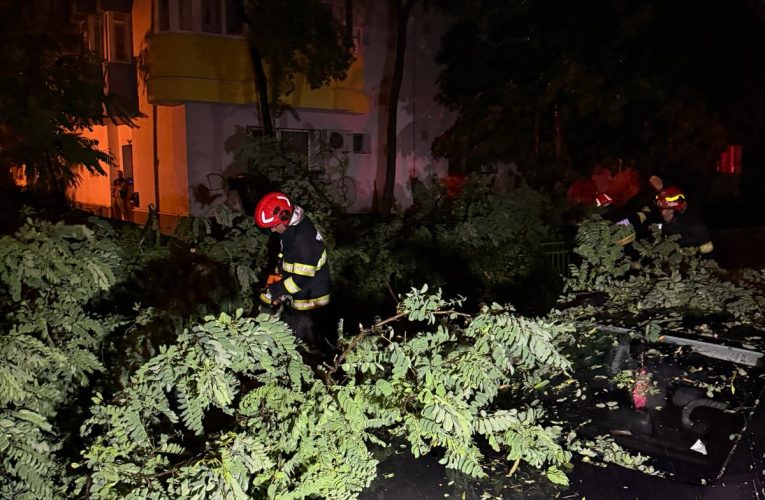 Efectele furtunii: pompierii au avut 1.000 de misiuni în ultimele ore și se pregătesc pentru alte 950 de intervenții