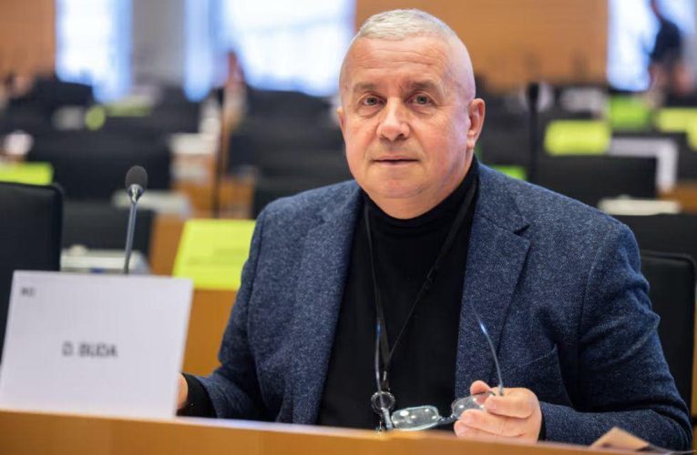 Europarlamentar PNL, ironii la adresa PSD: Luați o lecție de drept constituțional. Cu lămâie! Bolojan poate rămâne la Palatul Victoria până în 2028