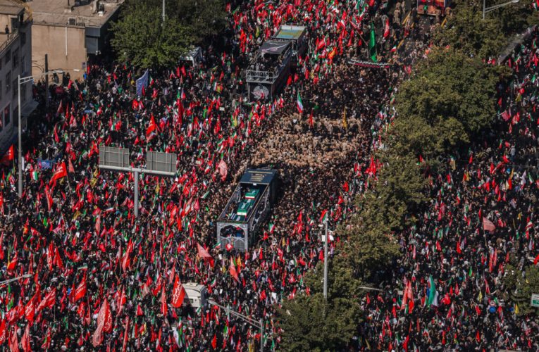 Fotografia lui Trump, lovită cu pietre la înmormântarea ayatollahului Ali Khamenei în cadrul unui ritual de lapidare