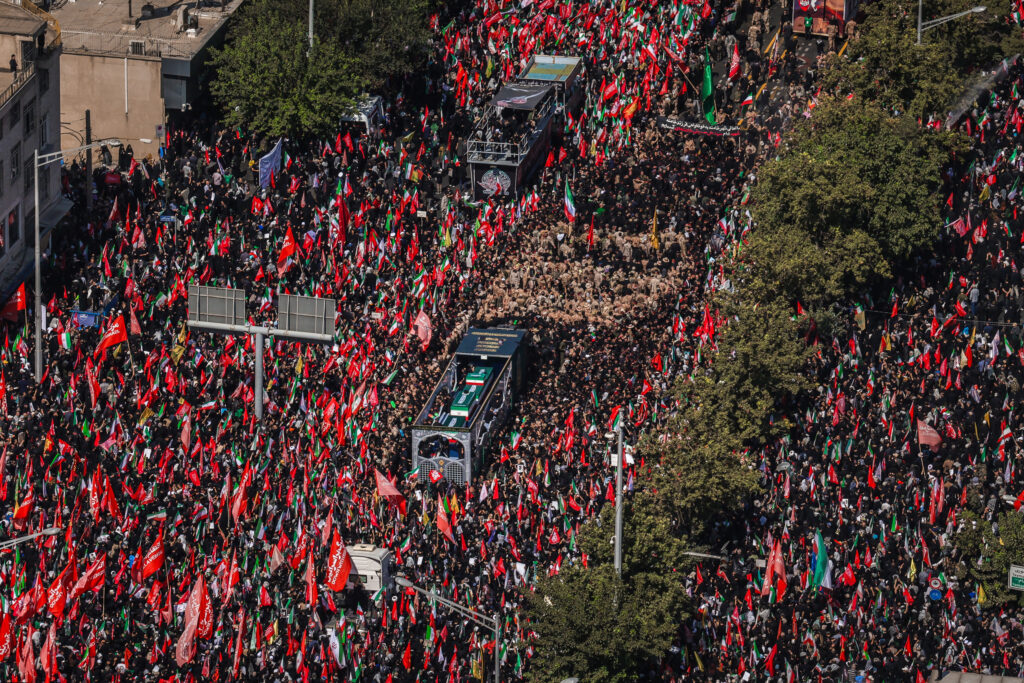 Fotografia lui Trump, lovită cu pietre la înmormântarea ayatollahului Ali Khamenei în cadrul unui ritual de lapidare