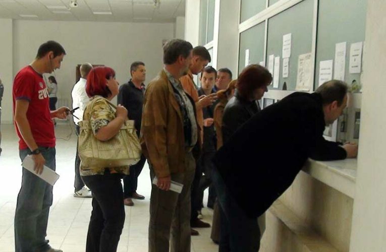 Funcționarii publici, notați de cetățeni prin coduri QR