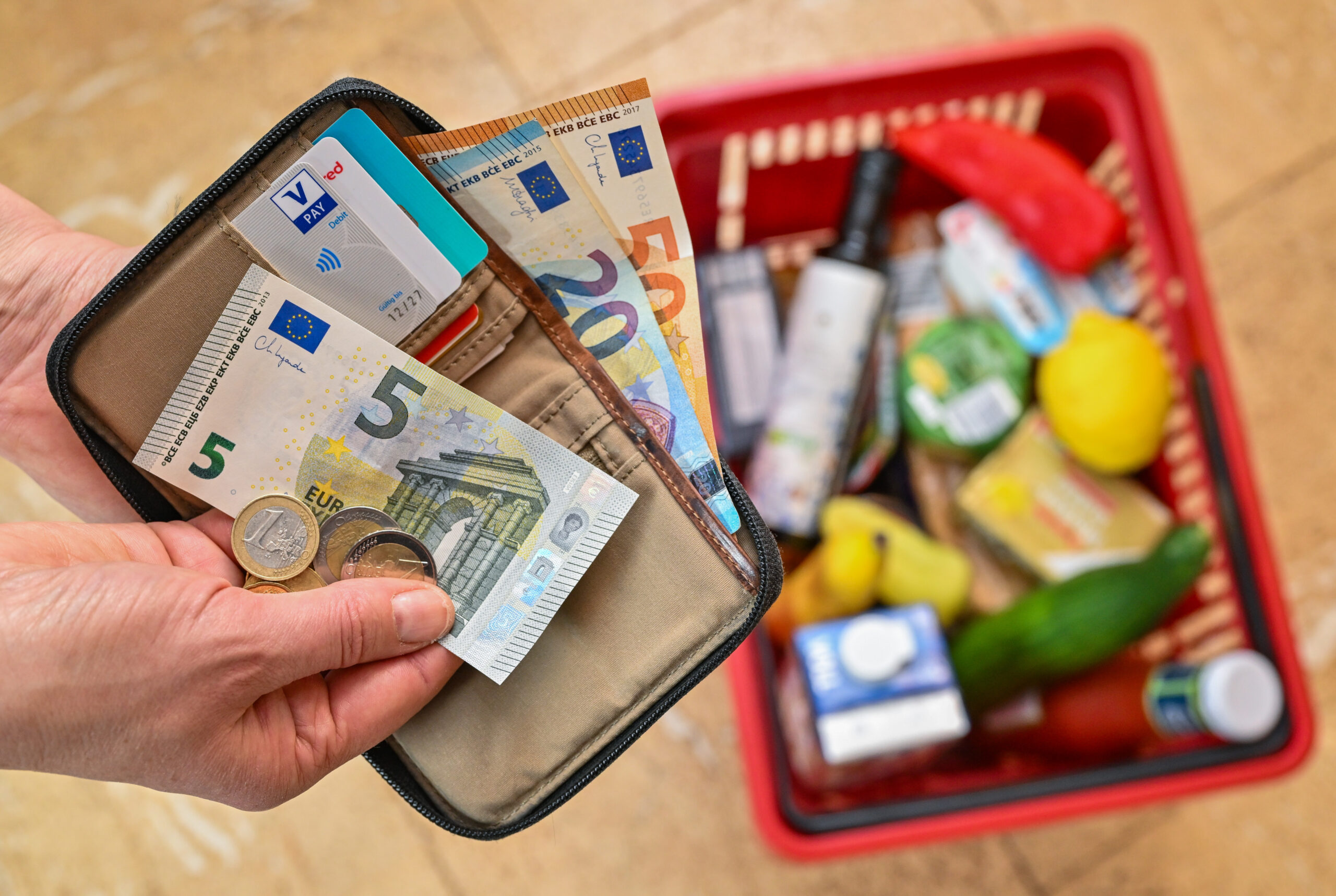 Greșelile care îți golesc portofelul la supermarket. Cum să cheltuiești mai puțin la cumpărături