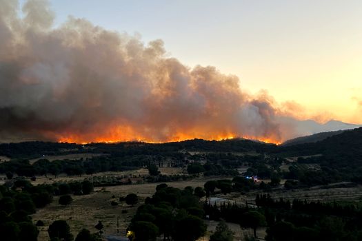 Incendiu major de vegetație în Munții Pirinei. Flăcările ar putea afecta desfășurarea Turului Franței / Etapa de luni din Turul Franței va fi „adaptată” și „fără spectatori”