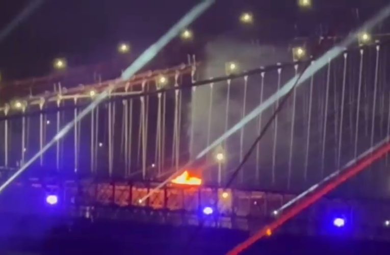 Incendiu pe Podul Brooklyn în timpul focului de artificii de 4 Iulie. Spectacolul a început mai devreme din cauza furtunilor