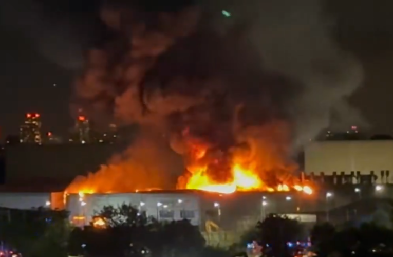 Incendiu uriaș la un service cunoscut din Londra. 100 de pompieri au fost mobilizați