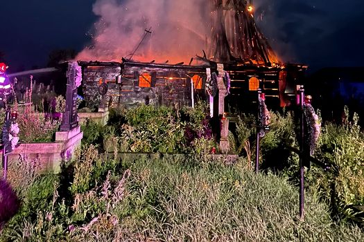 Incendiu violent la o biserică de lemn din Maramureș. Flăcările au cuprins și turla de 25 de metri