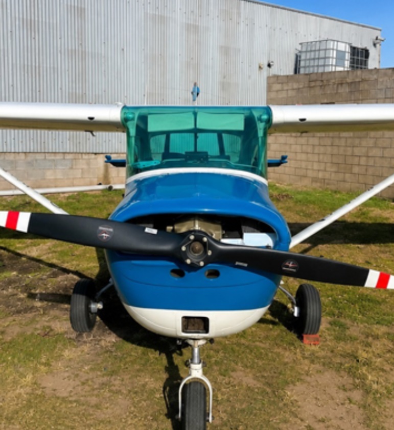 Instructor de zbor din Argentina s-a aruncat din avion în timpul unui zbor de antrenament. Eleva sa a reușit să aterizeze singură aeronava