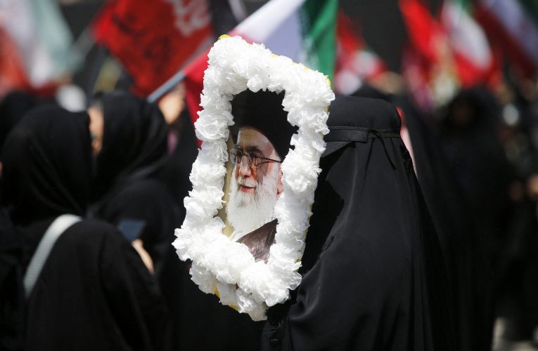 Iran: Fiii lui Ali Khamenei plâng în fața sicriului tatălui lor. Mojtaba este încă absent