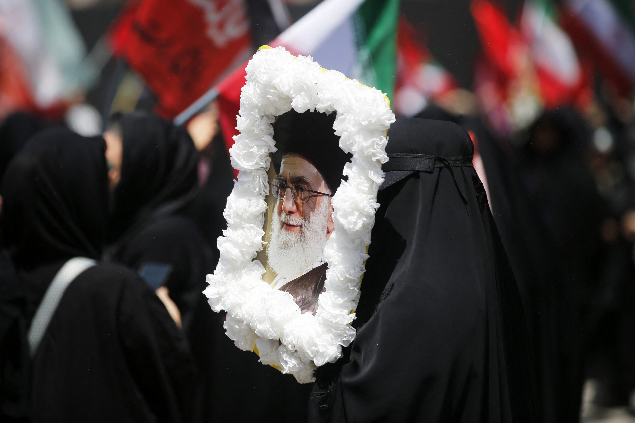 Iran: Fiii lui Ali Khamenei plâng în fața sicriului tatălui lor. Mojtaba este încă absent
