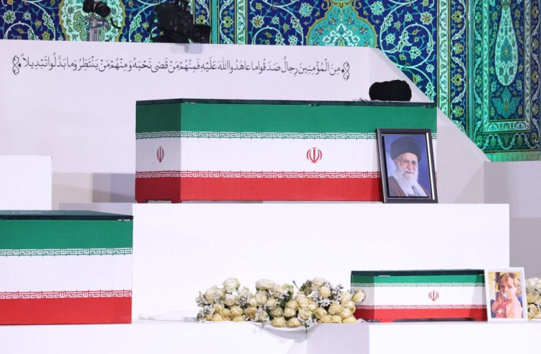 Iranul își conduce pe ultimul drum liderul suprem. Ceremonii uriașe pentru Ali Khamenei