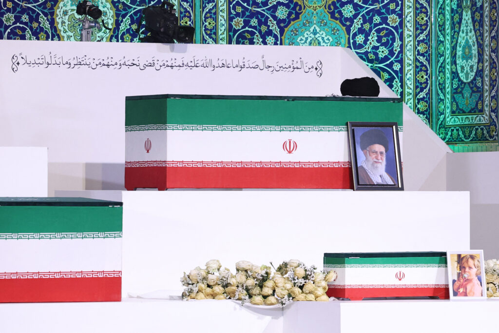 Iranul își conduce pe ultimul drum liderul suprem. Ceremonii uriașe pentru Ali Khamenei