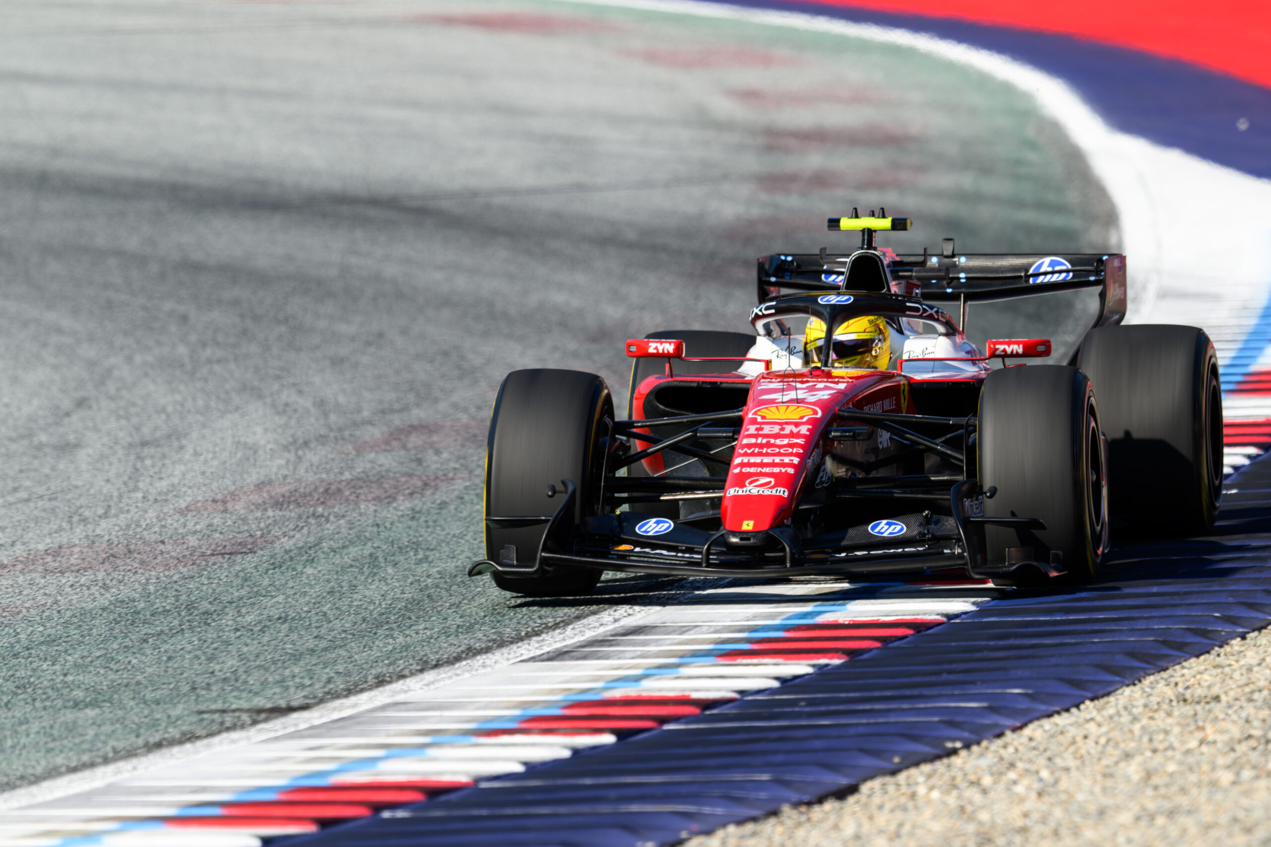 Lewis Hamilton obține pole position-ul pentru cursa Sprint de la Silverstone din Formula 1. Pilotul Ferrari îl întrece pentru 11 miimi pe liderul clasamentului general