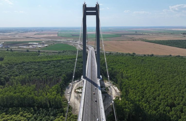 Lucrări de asfaltare pe Podul Suspendat peste Dunăre, în zona Brăila
