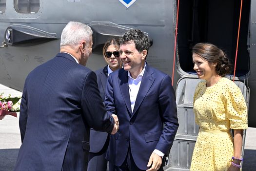 Nicușor Dan a ajuns la Summitul NATO de la Ankara, la bordul unui Spartan. Președintele României, alături de Mirabela Grădinaru, întâmpinați de ministrul Comerțului din Turcia