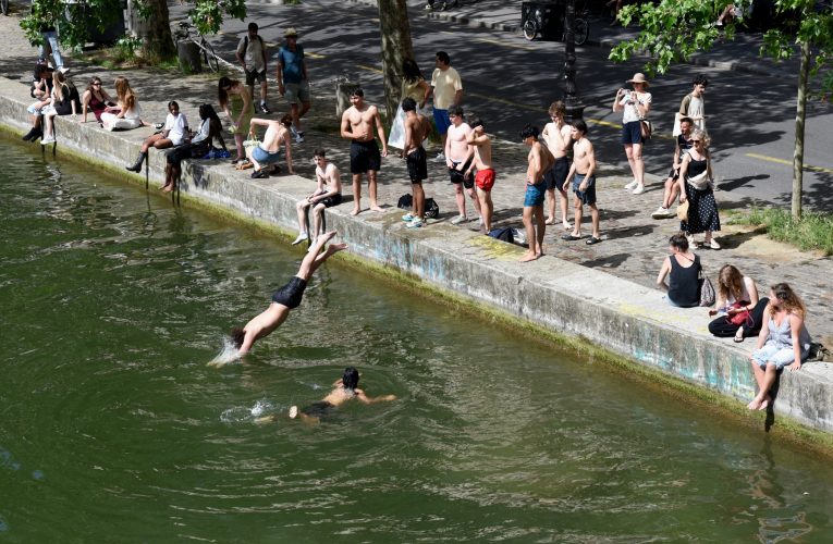 O localitate din Italia va aplica amenzi de până la 200 de euro turiștilor cu pieptul gol sau în costum de baie