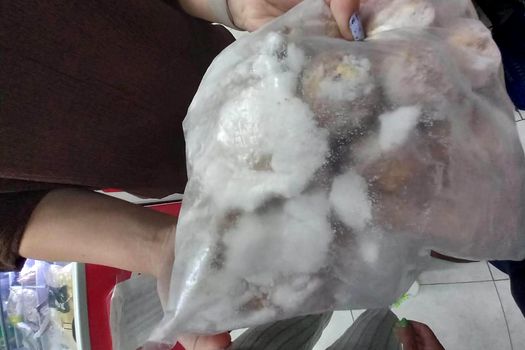 Pericol pe rafturi! ANPC a descoperit produse expirate, mucegai și carne păstrată necorespunzător