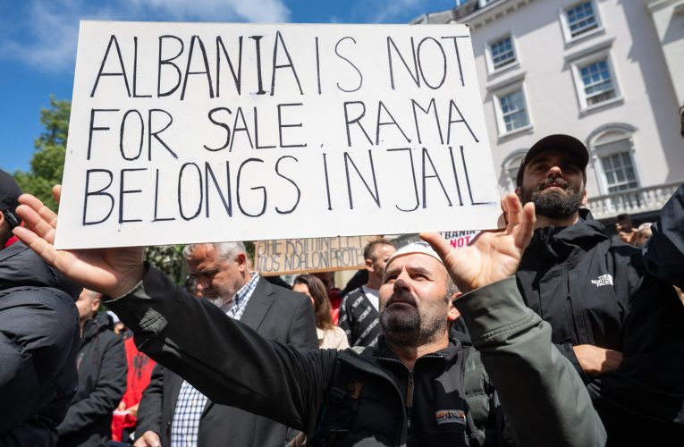 Protestele din Albania au escaladat. Poliția a folosit gaze lacrimogene și spray cu piper împotriva manifestanților