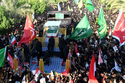 Sicriul lui Ali Khamenei a ajuns în Irak. Mii de oameni participă la funeralii