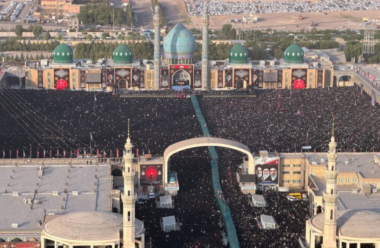 Sicriul lui Ali Khamenei este transportat în Irak. Mulțimea de oameni scandează „Moarte Americii!”