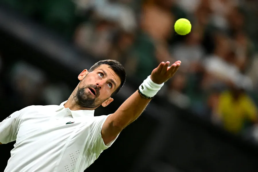 Sinner și Djokovic se califică în optimi la Wimbledon. Sârbul egalează un record al lui Federer
