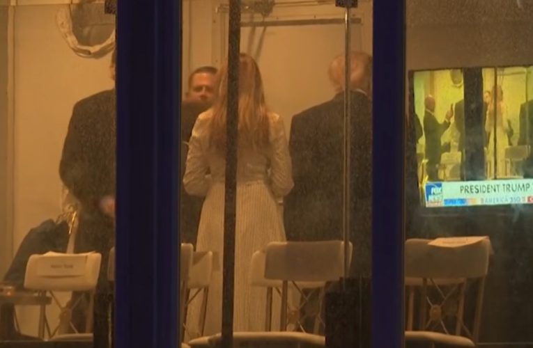 Trump n-a ratat ocazia să-l salute pe … Trump. Președintele american, surprins făcând cu mâna propriei imagini