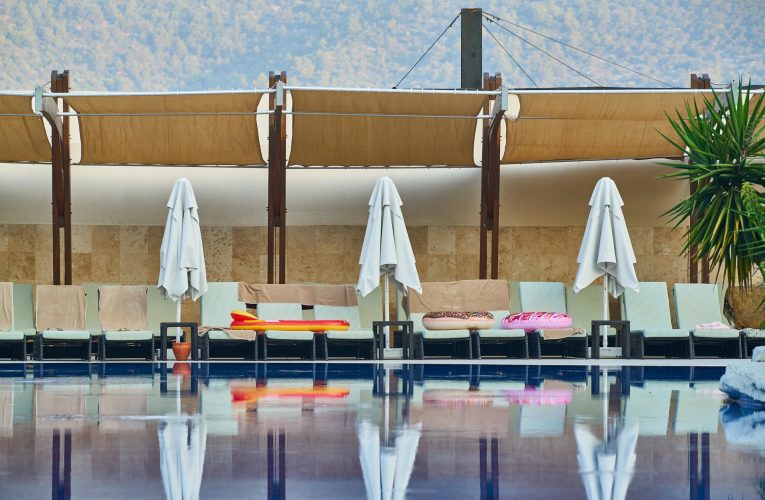 Turiștii transformă vacanța într-o competiție pentru șezlonguri. Măsurile dure luate de hoteluri