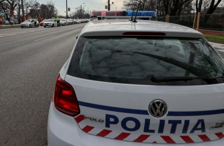 Un autocar condus de un moldovean a lovit o autospecială a Poliției. Trei persoane, rănite