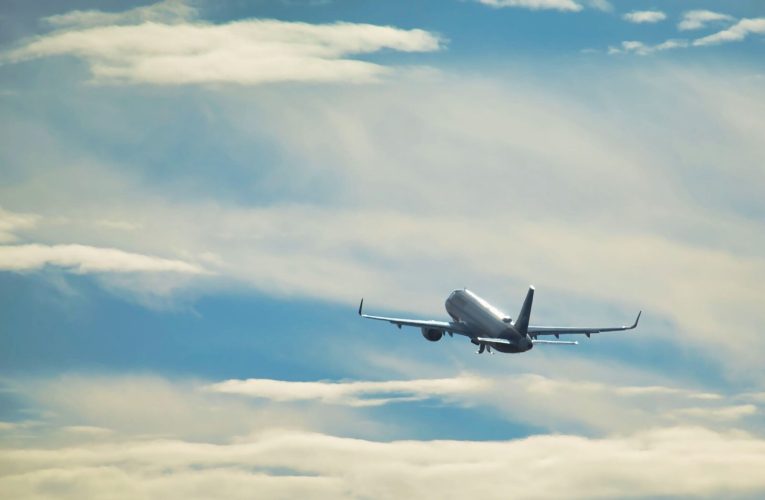 Un avion cargo cu 5 persoane la bord a dispărut în largul coastei Pakistanului