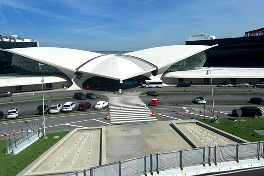 Un fost terminal de aeroport a devenit unul dintre cele mai bune hoteluri din lume. Are dotări unice