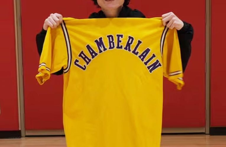 Un tânăr a cumpărat o jachetă a echipei Lakers cu 3 dolari. Acum ar putea valora 250.000 de dolari