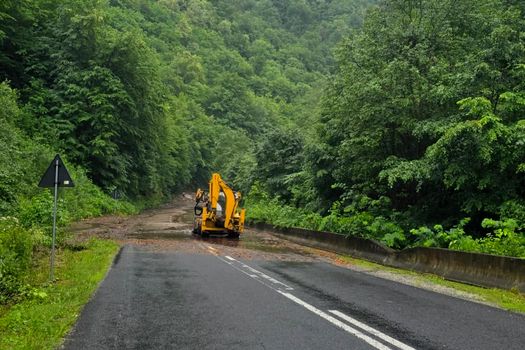 UPDATE Traficul este în continuare blocat pe Transalpina din cauza aluviunilor ajunse pe șosea