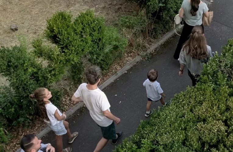 Imagini rare cu Nicușor Dan. Președintele, în pantaloni scurți, alături de familie, la Făgăraș