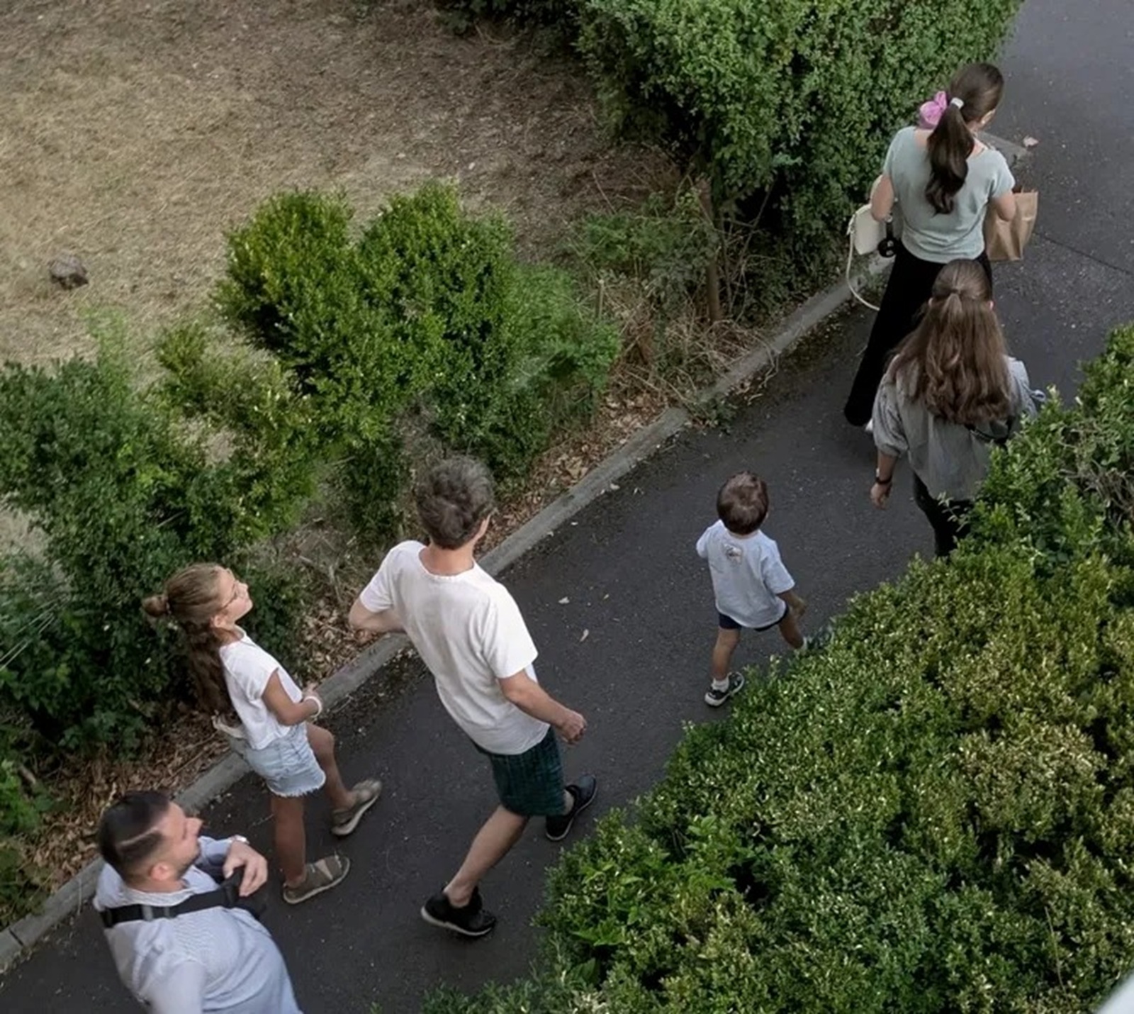 Imagini rare cu Nicușor Dan. Președintele, în pantaloni scurți, alături de familie, la Făgăraș