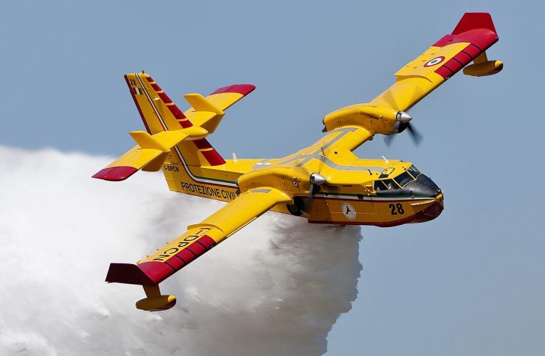 Incendiul de lângă Atena, în cea de-a cincea zi: zeci de aeronave încearcă să oprească flăcările