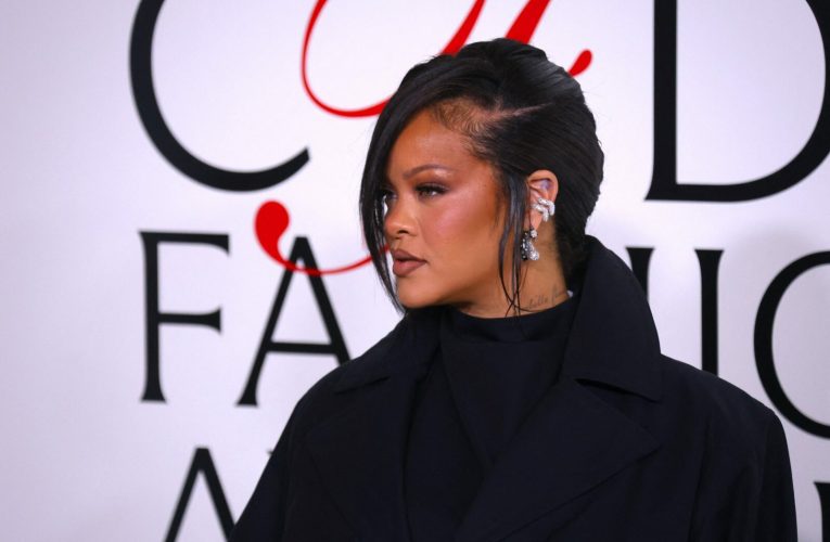 Rihanna pregătește primul album după aproape 10 ani. „Este în studio chiar acum”