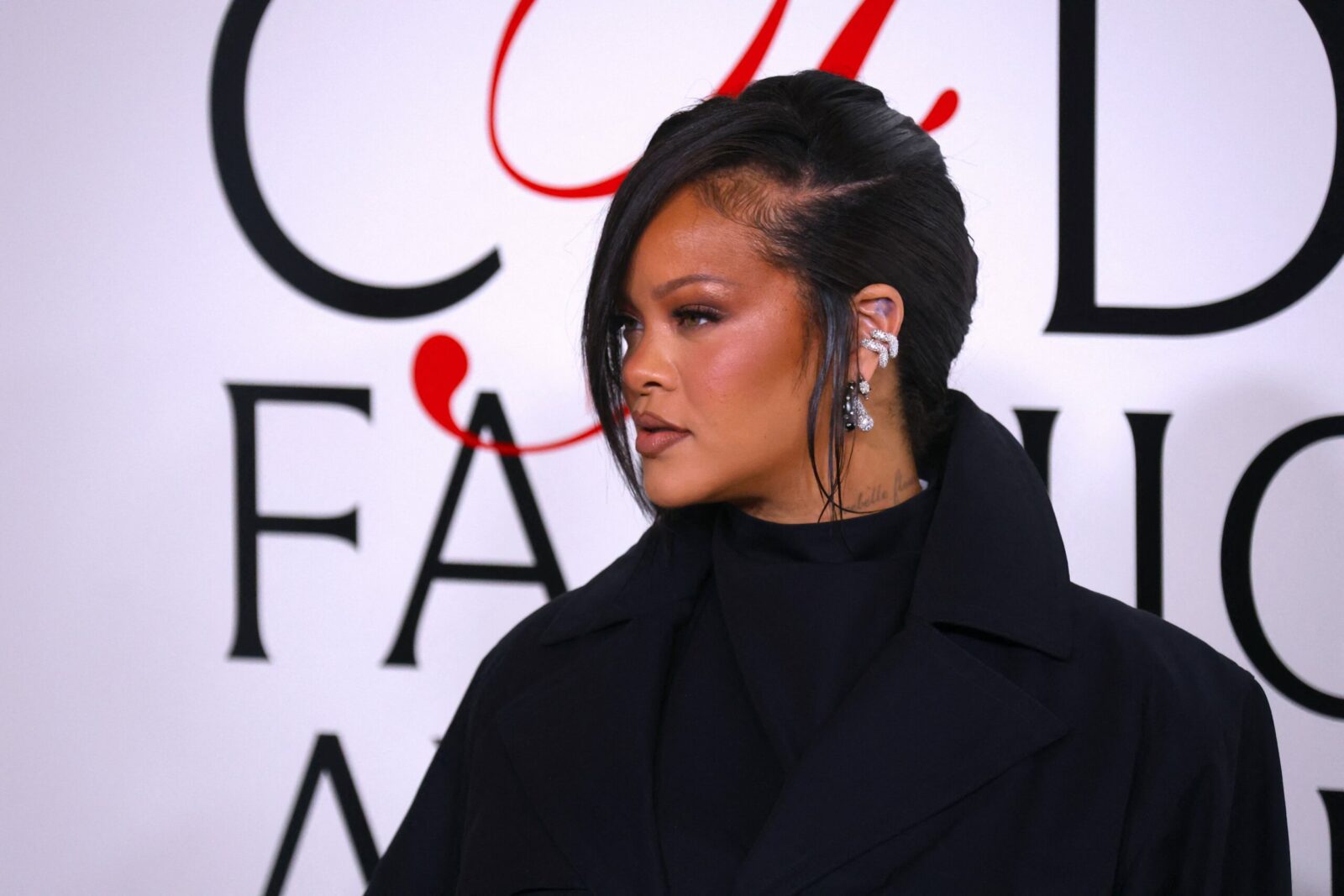 Rihanna pregătește primul album după aproape 10 ani. „Este în studio chiar acum”