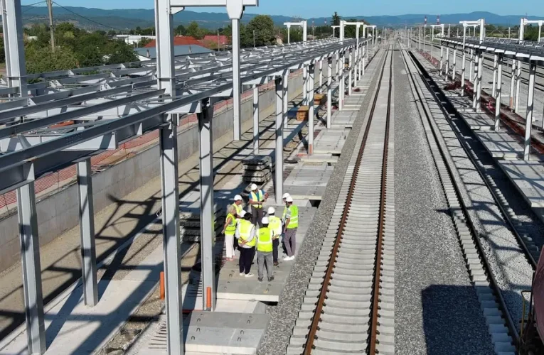 VIDEO & FOTO | Electrificarea şi reabilitarea liniei de cale ferată Cluj Napoca – Oradea – Episcopia Bihor / Progres fizic de până la 74% pe primele loturi / Ce stadiu trebuie la final de august pentru jaloanele PNRR