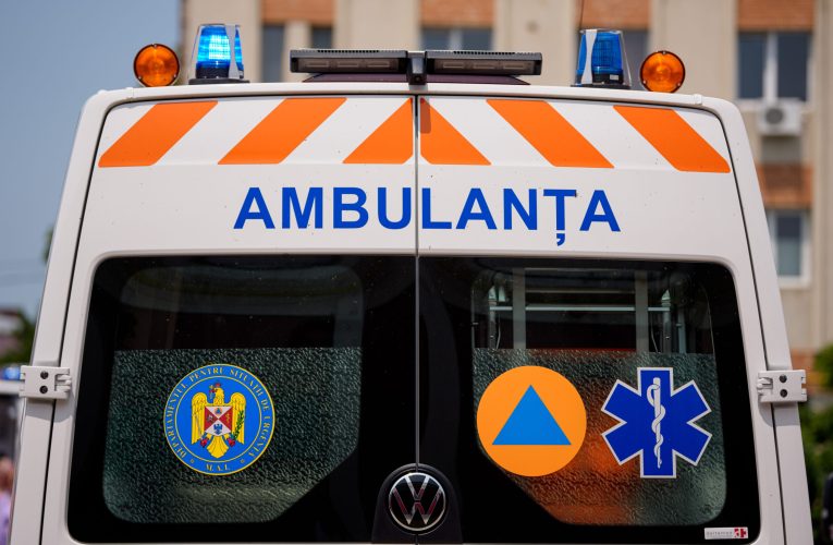 Bărbat găsit întins pe drum, sub un pasaj din București. A fost transportat la spital
