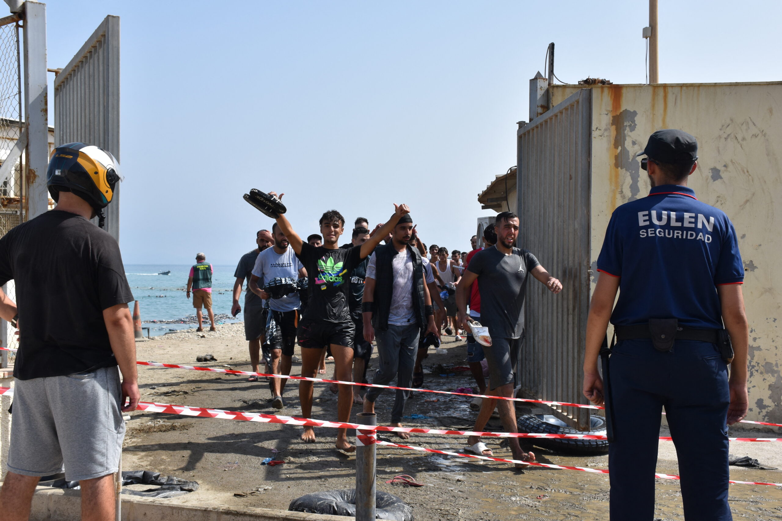 Haos în Ceuta, după ce mii de migranți n-au mai avut loc în centrul de cazare. Oficial local: „Se va prelungi la nesfârșit”
